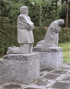 Gedenkteken met de kunstenaar en haar man die rouwen om hun overleden zoon, Peter Kollwitz, opgedragen in 1931 door Käthe Kollwitz